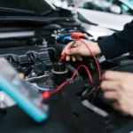 A bateria do carro tem a função de fornecer energia elétrica para dar partida no motor e alimentar os sistemas elétricos quando o motor está desligado. Uma vez que o carro está em funcionamento, o alternador passa a alimentar esses sistemas e recarregar a bateria. Ela é composta por células que armazenam energia química e a transformam em energia elétrica, com uma voltagem padrão de 12 volts na maioria dos carros de passeio.