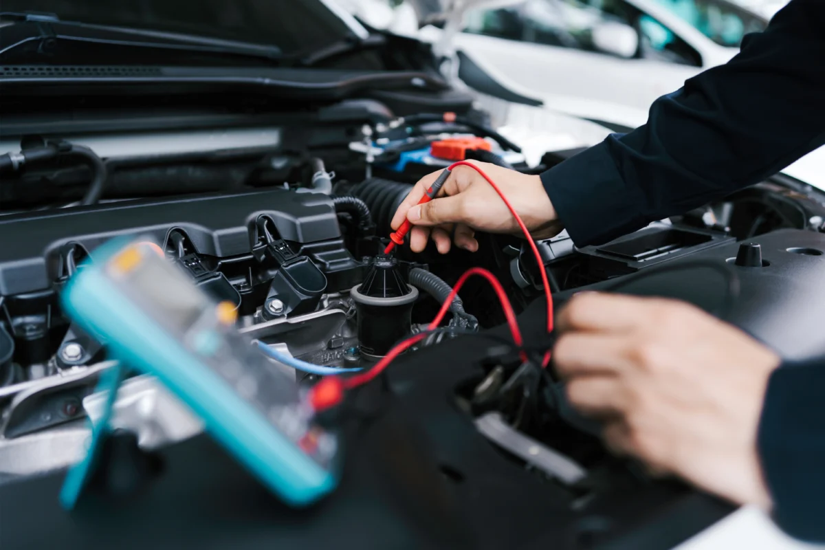 A bateria do carro tem a função de fornecer energia elétrica para dar partida no motor e alimentar os sistemas elétricos quando o motor está desligado. Uma vez que o carro está em funcionamento, o alternador passa a alimentar esses sistemas e recarregar a bateria. Ela é composta por células que armazenam energia química e a transformam em energia elétrica, com uma voltagem padrão de 12 volts na maioria dos carros de passeio.