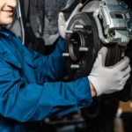 Se você está pensando em cuidar melhor do seu carro, aprender sobre manutenção de freios em casa é um ótimo começo. Além de economizar dinheiro com oficinas, você passa a entender melhor o funcionamento do seu veículo e pode aumentar sua segurança e a da sua família nas ruas. Mas atenção: o sistema de freio é essencial para a segurança. Por isso, todo cuidado é pouco. Neste artigo, vamos explicar de forma simples o que é necessário para fazer a manutenção básica dos freios do seu carro em casa. Vamos lá?