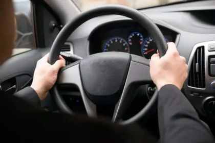Quando o carro começa a “puxar” para um lado, o volante fica torto mesmo com o carro em linha reta