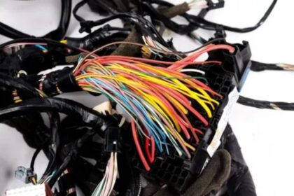 Problemas elétricos em veículos podem ser um verdadeiro desafio, principalmente porque muitas vezes os sintomas aparecem de forma intermitente. Um dos vilões mais comuns é o mau contato elétrico, que pode causar falhas em faróis, painel, partida do motor e até em sistemas mais complexos, como injeção eletrônica e ar-condicionado. Ignorar esses sinais pode resultar em situações perigosas, como perda de iluminação durante a condução noturna ou até mesmo pane elétrica total. Por isso, aprender a identificar os sintomas de mau contato é fundamental para qualquer motorista que deseja cuidar bem do carro.