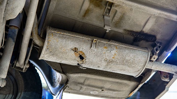 Diagnóstico do escapamento furado: sinais visuais e sonoros O sistema de escapamento é responsável por conduzir os gases resultantes da combustão do motor para fora do veículo, reduzindo ruídos e filtrando parte dos poluentes. Quando há um furo ou trinca no escapamento, o carro começa a apresentar sinais perceptíveis tanto visualmente quanto auditivamente. Identificar esse problema cedo é fundamental, pois além do incômodo do barulho, um escapamento furado pode trazer riscos à saúde e prejudicar o desempenho do motor. Neste artigo, você vai aprender a reconhecer os sinais de que o escapamento está furado, entender os riscos e saber quando é hora de procurar uma oficina mecânica. 1. Função do escapamento no carro O escapamento não serve apenas para “abafar o barulho” do motor. Ele desempenha papéis importantes: Reduz os gases poluentes antes de liberá-los no ambiente. Mantém o nível de ruído do motor dentro dos limites permitidos. Contribui para o rendimento do veículo, evitando contra-pressões indesejadas. Direciona gases tóxicos para fora do habitáculo, garantindo a segurança dos ocupantes. Por isso, qualquer falha nesse sistema precisa de atenção imediata. 2. Sinais sonoros de escapamento furado O barulho é geralmente o primeiro indício de problemas no escapamento. Alguns sinais fáceis de identificar são: 2.1. Ronco mais alto do que o normal Um escapamento furado faz com que o carro emita um som de “ronco” forte e metálico, perceptível mesmo em baixas rotações. 2.2. Estalos ou assobios Pequenos furos podem gerar estalos ou assobios ao acelerar, já que o ar pressurizado escapa por fissuras. 2.3. Barulho metálico sob o carro Além de furos, partes soltas no escapamento podem bater umas nas outras, gerando barulho metálico constante. 2.4. Alteração repentina no som do motor Se o carro passa de um funcionamento silencioso para um barulho incômodo de um dia para o outro, há grandes chances de o escapamento estar danificado. 3. Sinais visuais de escapamento furado Além do barulho, também é possível perceber o problema observando o sistema: 3.1. Fumaça em pontos errados Se a fumaça não sai apenas pela saída final do escapamento, mas também por baixo do carro, é sinal claro de furo. 3.2. Marcas de fuligem Manchas pretas em volta de juntas, conexões ou no próprio cano indicam vazamento de gases. 3.3. Ferrugem e corrosão O escapamento é feito de metal e fica exposto à água, calor e sujeira. Com o tempo, a ferrugem corrói o material, formando buracos. 3.4. Vibração excessiva Um furo ou trinca pode desbalancear o sistema, fazendo com que o carro apresente vibração perceptível em marcha lenta. 4. Causas comuns de furos no escapamento Desgaste natural: com o tempo, o metal se deteriora devido à corrosão. Exposição à água: rodar constantemente em ruas alagadas ou poças acelera o processo de ferrugem. Impactos: raspar o fundo do carro em lombadas ou pedras pode amassar ou perfurar o cano. Falta de manutenção: escapamentos soltos vibram mais, aumentando o risco de trincas. 5. Riscos de rodar com escapamento furado 5.1. Vazamento de gases tóxicos O monóxido de carbono (CO) pode entrar na cabine e causar intoxicação. 5.2. Multas e reprovação em vistoria Um escapamento ruidoso ou irregular pode gerar multa de trânsito e reprovação em inspeções obrigatórias. 5.3. Perda de desempenho A falha na vedação prejudica a eficiência do motor, aumentando o consumo de combustível. 5.4. Danos a outras peças Um escapamento furado pode comprometer o catalisador e outros componentes do sistema. 6. Como diagnosticar em casa (iniciante) Passo 1: Ligue o carro em marcha lenta Observe se há barulho mais alto do que o normal logo na partida. Passo 2: Inspeção visual rápida Com o carro desligado e frio, olhe sob o veículo em busca de manchas pretas, ferrugem ou fumaça residual. Passo 3: Teste com pano úmido Com cuidado, tampe a saída final do escapamento com um pano úmido por alguns segundos (não mais que 5 a 10). Se houver vazamento em algum ponto, a fumaça sairá por ali. Passo 4: Preste atenção ao cheiro Se houver cheiro forte de gases dentro do carro, principalmente com vidros fechados, o escapamento pode estar furado. 7. Quando procurar uma oficina mecânica Se os sinais sonoros ou visuais forem confirmados, leve o carro ao mecânico. O reparo pode incluir: Soldagem para pequenos furos. Troca de trechos do escapamento em casos de corrosão avançada. Substituição completa se o sistema estiver muito comprometido. Conclusão O escapamento furado não é apenas um incômodo sonoro — ele pode comprometer a segurança, o desempenho e até gerar multas. Os sinais visuais e sonoros tornam o diagnóstico relativamente simples para motoristas iniciantes: barulho diferente, fumaça em locais errados, manchas pretas e cheiro de gases são indícios claros. Ao identificar o problema cedo, é possível resolver com um reparo simples, evitando custos maiores e riscos à saúde. Sempre que houver dúvida, procure uma oficina especializada em escapamentos.