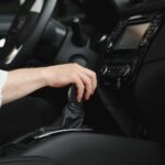 O freio motor é um recurso que muitos motoristas utilizam diariamente sem perceber, enquanto outros ainda têm dúvidas sobre sua real importância.