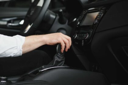 O freio motor é um recurso que muitos motoristas utilizam diariamente sem perceber, enquanto outros ainda têm dúvidas sobre sua real importância.