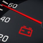 Como identificar alto consumo de bateria com luzes fracas Um dos sinais mais comuns de que algo não vai bem no sistema elétrico do carro é quando as luzes — tanto do painel quanto os faróis — ficam fracas ou oscilando. Esse comportamento geralmente está ligado a alto consumo de bateria, ou seja, quando a energia armazenada está sendo drenada mais rápido do que deveria. Entender as causas desse problema é fundamental para evitar que o carro simplesmente não ligue em um momento inesperado. Neste artigo, vamos mostrar como identificar o alto consumo de bateria a partir das luzes fracas, os sintomas mais comuns, possíveis causas e quando procurar ajuda profissional. 1. Função da bateria no carro A bateria é a responsável por fornecer a energia elétrica inicial para dar partida no motor e alimentar todos os sistemas elétricos quando o carro está desligado. Entre suas funções, estão: Alimentar o motor de arranque. Manter a central eletrônica e sensores ativos. Fornecer energia para luzes, rádio, alarme e outros acessórios. Quando há consumo excessivo de energia, a bateria se descarrega mais rápido, resultando em falhas elétricas perceptíveis. 2. Principais sinais de alto consumo de bateria 2.1. Luzes do painel fracas Ao girar a chave, o painel deve acender forte e estável. Se as luzes aparecerem fracas ou piscando, pode ser sinal de que a bateria está sendo descarregada além do normal. 2.2. Faróis com intensidade reduzida Se os faróis parecerem menos potentes, especialmente quando outros sistemas elétricos estão ligados (como ar-condicionado ou som), isso indica queda de tensão na bateria. 2.3. Dificuldade para dar partida O motor de arranque exige bastante energia da bateria. Se a partida ficar mais lenta ou exigir várias tentativas, há forte indício de descarga acelerada. 2.4. Aparelhos desligando sozinhos Itens como rádio, carregadores ou até vidros elétricos podem parar de funcionar temporariamente devido à baixa energia disponível. 2.5. Luz da bateria acesa no painel Em alguns casos, o próprio carro já sinaliza problema, acendendo a luz de advertência da bateria. 3. Causas mais comuns de alto consumo de bateria 3.1. Consumidores ligados indevidamente Alarmes, rastreadores, som automotivo e outros acessórios podem continuar consumindo energia mesmo com o carro desligado. 3.2. Alternador com defeito O alternador é o responsável por recarregar a bateria quando o carro está ligado. Se ele estiver com falha, a bateria não se recupera e descarrega rápido. 3.3. Curto-circuito ou fuga de corrente Fios mal isolados ou conexões defeituosas podem gerar fuga elétrica, drenando a bateria constantemente. 3.4. Bateria velha ou com baixa capacidade Se a bateria já estiver no fim da vida útil (em média 2 a 3 anos), sua capacidade de manter carga será menor. 3.5. Mau contato nos polos Polos oxidados ou mal apertados dificultam a passagem de corrente, causando quedas de tensão perceptíveis nas luzes. 4. Como identificar o problema em casa (iniciante) Passo 1: Observe o comportamento das luzes Se os faróis e o painel enfraquecem apenas com o carro desligado, a bateria pode estar descarregada. Se isso acontece também com o carro ligado, o problema pode estar no alternador. Passo 2: Verifique os polos da bateria Com o carro desligado, abra o capô e veja se os terminais estão limpos e firmes. Caso estejam enferrujados, faça a limpeza com escova de aço ou leve a um mecânico. Passo 3: Teste simples com faróis Ligue o carro e acenda os faróis. Peça para alguém acelerar levemente. Se os faróis ficarem mais fortes ao acelerar, pode indicar que o alternador está carregando pouco. Passo 4: Teste de fuga de corrente Esse teste é mais avançado, mas pode ser feito com um multímetro: Desligue o carro e todos os acessórios. Coloque o multímetro na escala de corrente (A). Conecte o aparelho em série com a bateria. Se houver consumo elevado mesmo com tudo desligado, há fuga elétrica. 5. Cuidados básicos para evitar alto consumo Não deixe acessórios conectados na tomada 12V com o carro desligado. Evite usar o som ou faróis por longos períodos sem o motor funcionando. Faça revisão periódica no sistema elétrico. Troque a bateria dentro da vida útil recomendada. Mantenha os polos limpos e bem fixados. 6. Quando procurar uma oficina mecânica Se mesmo após verificações simples o problema persistir, leve o carro a uma oficina elétrica. O mecânico poderá: Testar a bateria em carga e descarga. Medir a eficiência do alternador. Detectar curtos ou fuga de corrente na fiação. Avaliar se há acessórios consumindo energia indevidamente. Conclusão Luzes fracas no carro são um alerta claro de que algo está errado no sistema elétrico. Na maioria dos casos, isso está ligado ao alto consumo de bateria, seja por fuga de corrente, alternador defeituoso, bateria no fim da vida útil ou simples mau contato nos polos. Identificar cedo evita que você fique na mão com o carro sem partida. Com observações simples em casa e revisões periódicas em uma oficina de confiança, é possível garantir que a bateria e todo o sistema elétrico do carro funcionem de forma eficiente e segura.