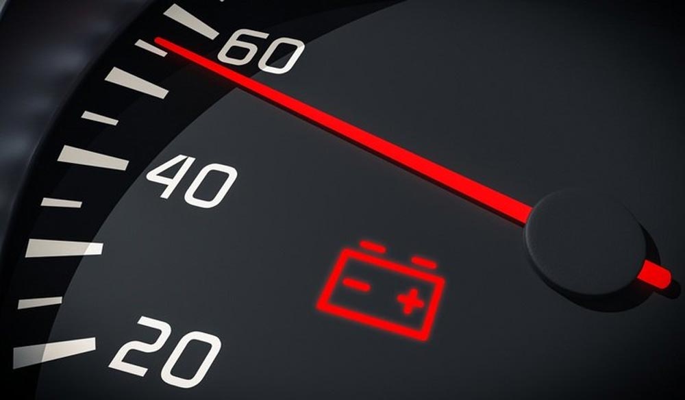Como identificar alto consumo de bateria com luzes fracas Um dos sinais mais comuns de que algo não vai bem no sistema elétrico do carro é quando as luzes — tanto do painel quanto os faróis — ficam fracas ou oscilando. Esse comportamento geralmente está ligado a alto consumo de bateria, ou seja, quando a energia armazenada está sendo drenada mais rápido do que deveria. Entender as causas desse problema é fundamental para evitar que o carro simplesmente não ligue em um momento inesperado. Neste artigo, vamos mostrar como identificar o alto consumo de bateria a partir das luzes fracas, os sintomas mais comuns, possíveis causas e quando procurar ajuda profissional. 1. Função da bateria no carro A bateria é a responsável por fornecer a energia elétrica inicial para dar partida no motor e alimentar todos os sistemas elétricos quando o carro está desligado. Entre suas funções, estão: Alimentar o motor de arranque. Manter a central eletrônica e sensores ativos. Fornecer energia para luzes, rádio, alarme e outros acessórios. Quando há consumo excessivo de energia, a bateria se descarrega mais rápido, resultando em falhas elétricas perceptíveis. 2. Principais sinais de alto consumo de bateria 2.1. Luzes do painel fracas Ao girar a chave, o painel deve acender forte e estável. Se as luzes aparecerem fracas ou piscando, pode ser sinal de que a bateria está sendo descarregada além do normal. 2.2. Faróis com intensidade reduzida Se os faróis parecerem menos potentes, especialmente quando outros sistemas elétricos estão ligados (como ar-condicionado ou som), isso indica queda de tensão na bateria. 2.3. Dificuldade para dar partida O motor de arranque exige bastante energia da bateria. Se a partida ficar mais lenta ou exigir várias tentativas, há forte indício de descarga acelerada. 2.4. Aparelhos desligando sozinhos Itens como rádio, carregadores ou até vidros elétricos podem parar de funcionar temporariamente devido à baixa energia disponível. 2.5. Luz da bateria acesa no painel Em alguns casos, o próprio carro já sinaliza problema, acendendo a luz de advertência da bateria. 3. Causas mais comuns de alto consumo de bateria 3.1. Consumidores ligados indevidamente Alarmes, rastreadores, som automotivo e outros acessórios podem continuar consumindo energia mesmo com o carro desligado. 3.2. Alternador com defeito O alternador é o responsável por recarregar a bateria quando o carro está ligado. Se ele estiver com falha, a bateria não se recupera e descarrega rápido. 3.3. Curto-circuito ou fuga de corrente Fios mal isolados ou conexões defeituosas podem gerar fuga elétrica, drenando a bateria constantemente. 3.4. Bateria velha ou com baixa capacidade Se a bateria já estiver no fim da vida útil (em média 2 a 3 anos), sua capacidade de manter carga será menor. 3.5. Mau contato nos polos Polos oxidados ou mal apertados dificultam a passagem de corrente, causando quedas de tensão perceptíveis nas luzes. 4. Como identificar o problema em casa (iniciante) Passo 1: Observe o comportamento das luzes Se os faróis e o painel enfraquecem apenas com o carro desligado, a bateria pode estar descarregada. Se isso acontece também com o carro ligado, o problema pode estar no alternador. Passo 2: Verifique os polos da bateria Com o carro desligado, abra o capô e veja se os terminais estão limpos e firmes. Caso estejam enferrujados, faça a limpeza com escova de aço ou leve a um mecânico. Passo 3: Teste simples com faróis Ligue o carro e acenda os faróis. Peça para alguém acelerar levemente. Se os faróis ficarem mais fortes ao acelerar, pode indicar que o alternador está carregando pouco. Passo 4: Teste de fuga de corrente Esse teste é mais avançado, mas pode ser feito com um multímetro: Desligue o carro e todos os acessórios. Coloque o multímetro na escala de corrente (A). Conecte o aparelho em série com a bateria. Se houver consumo elevado mesmo com tudo desligado, há fuga elétrica. 5. Cuidados básicos para evitar alto consumo Não deixe acessórios conectados na tomada 12V com o carro desligado. Evite usar o som ou faróis por longos períodos sem o motor funcionando. Faça revisão periódica no sistema elétrico. Troque a bateria dentro da vida útil recomendada. Mantenha os polos limpos e bem fixados. 6. Quando procurar uma oficina mecânica Se mesmo após verificações simples o problema persistir, leve o carro a uma oficina elétrica. O mecânico poderá: Testar a bateria em carga e descarga. Medir a eficiência do alternador. Detectar curtos ou fuga de corrente na fiação. Avaliar se há acessórios consumindo energia indevidamente. Conclusão Luzes fracas no carro são um alerta claro de que algo está errado no sistema elétrico. Na maioria dos casos, isso está ligado ao alto consumo de bateria, seja por fuga de corrente, alternador defeituoso, bateria no fim da vida útil ou simples mau contato nos polos. Identificar cedo evita que você fique na mão com o carro sem partida. Com observações simples em casa e revisões periódicas em uma oficina de confiança, é possível garantir que a bateria e todo o sistema elétrico do carro funcionem de forma eficiente e segura.