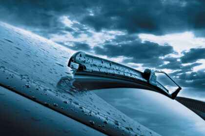 Diagnóstico de desgaste da palheta do limpador de forma prática Quando pensamos em segurança automotiva, logo lembramos de freios, pneus e suspensão. Mas existe um item muitas vezes negligenciado que pode comprometer seriamente a visibilidade do motorista: as palhetas do limpador de para-brisa. Mesmo sendo uma peça simples, seu papel é essencial. Uma palheta desgastada não consegue limpar o vidro adequadamente, prejudicando a visão em dias de chuva, neblina ou ao remover sujeiras da estrada. Felizmente, é possível diagnosticar o desgaste de forma prática, apenas observando o funcionamento e o estado físico das palhetas. Neste artigo, vamos mostrar como identificar os sinais de desgaste, quais são os problemas mais comuns, como fazer testes simples em casa e quando é a hora certa de substituir as palhetas. A importância das palhetas do limpador As palhetas são compostas basicamente por uma haste de apoio e uma lâmina de borracha. Essa borracha é responsável por manter contato uniforme com o vidro, removendo água, sujeira e até insetos que prejudicam a visão. O problema é que a borracha sofre desgaste natural com o tempo. Fatores como sol, chuva, poluição e até produtos de limpeza inadequados aceleram esse processo. Quando a palheta perde sua eficiência, a visibilidade do motorista fica comprometida, aumentando o risco de acidentes. Segundo pesquisas de trânsito, dirigir com baixa visibilidade é uma das principais causas de colisões em dias chuvosos. Por isso, manter o limpador de para-brisa em boas condições não é apenas uma questão de conforto, mas sim de segurança. Vida útil média da palheta A vida útil de uma palheta varia de acordo com o uso e a exposição climática: Em média, dura 6 meses a 1 ano. Em locais muito quentes, onde o carro fica exposto ao sol constantemente, o ressecamento pode ocorrer em poucos meses. Já em regiões mais úmidas e frias, a durabilidade tende a ser um pouco maior. Independentemente da condição, a recomendação geral é verificar as palhetas a cada 6 meses e substituí-las no máximo a cada 12 meses. Como diagnosticar o desgaste da palheta de forma prática Existem diferentes sinais que indicam quando a palheta já não cumpre sua função corretamente. Vamos aos principais: 1. Faixas de água no vidro Um dos sintomas mais comuns é quando a palheta deixa riscos ou faixas no para-brisa durante a limpeza. Isso significa que a borracha já perdeu elasticidade e não está aderindo totalmente ao vidro. 2. Limpeza irregular Se o vidro fica com áreas molhadas mesmo após a passagem da palheta, pode ser desgaste ou até deformação da lâmina. Em alguns casos, a haste metálica pode estar empenada, causando pressão desigual. 3. Ruídos durante o funcionamento O famoso “chiar” ou trepidar no vidro é sinal de que a borracha perdeu flexibilidade. Esse atrito excessivo, além de incomodar, pode arranhar o para-brisa se a palheta estiver muito danificada. 4. Vibração ou pulos Se a palheta não desliza de forma contínua e começa a “pular” sobre o vidro, pode ser devido ao ressecamento ou ao desgaste da lâmina de borracha. Isso também indica que a substituição deve ser feita em breve. 5. Aspecto físico da borracha Uma simples inspeção visual já ajuda bastante: Procure por rachaduras, ressecamento ou partes quebradiças. Observe se a borracha está ondulada ou deformada. Verifique se há sujeira impregnada que não sai mesmo após limpeza. 6. Teste com água limpa Uma forma prática de testar é jogar água limpa no para-brisa e acionar o limpador. Se as palhetas não conseguirem remover a água de forma uniforme, é sinal de desgaste. Causas do desgaste prematuro Além do uso natural, alguns hábitos aceleram a deterioração das palhetas: Exposição constante ao sol: o calor resseca a borracha rapidamente. Uso em vidro seco: acionar o limpador sem água ou sem fluido no reservatório causa atrito excessivo. Sujeira acumulada: poeira e areia podem danificar tanto a borracha quanto o vidro. Produtos inadequados: solventes ou detergentes fortes corroem a borracha. Pouco uso: parece contraditório, mas ficar meses sem usar as palhetas também resseca a borracha. Como prolongar a vida útil das palhetas Limpe regularmente o para-brisa: usar apenas água e detergente neutro já ajuda a reduzir o atrito. Hidrate as palhetas: passar um pano úmido periodicamente remove sujeira e preserva a borracha. Evite o uso em seco: sempre acione o esguicho antes de ligar o limpador. Estacione à sombra: reduzir a exposição ao sol prolonga a durabilidade. Troque o fluido do reservatório: use aditivos próprios para limpeza automotiva. Quando trocar as palhetas do limpador? Não existe um momento exato, mas alguns sinais claros pedem substituição imediata: Quando deixam de limpar corretamente mesmo após higienização. Quando apresentam rachaduras visíveis ou partes soltas. Quando fazem barulhos constantes e atrito no vidro. Quando a borracha já perdeu a forma original. O ideal é não esperar chegar ao ponto crítico. Trocar as palhetas preventivamente é barato e garante segurança em situações inesperadas, como uma chuva forte na estrada. Passo a passo simples para verificar suas palhetas Levante o braço do limpador para fora do vidro. Observe a borracha em toda a extensão, procurando rachaduras ou deformações. Passe o dedo suavemente pela borracha: se estiver áspera ou quebradiça, precisa ser trocada. Teste o limpador com o para-brisa molhado: veja se a água é removida de forma uniforme. Se notar falhas em qualquer um desses pontos, já é hora de providenciar a substituição. Importância da substituição preventiva Muitos motoristas só percebem que a palheta está ruim quando pegam uma tempestade inesperada. Esse é o pior momento para descobrir que a visibilidade será comprometida. Além disso, uma palheta muito gasta pode até arranhar permanentemente o vidro do carro, aumentando os custos de reparo. Trocar as palhetas é um procedimento simples, barato e que qualquer pessoa pode fazer em casa. Por isso, nunca subestime a importância desse pequeno componente. Conclusão O diagnóstico de desgaste das palhetas do limpador pode ser feito de forma prática, apenas observando alguns sinais claros: riscos no vidro, limpeza irregular, barulhos, trepidações ou borracha ressecada. Manter esse item em boas condições é essencial para garantir visibilidade e segurança ao dirigir, especialmente em dias de chuva. Adotar hábitos simples, como manter o para-brisa limpo, usar fluidos adequados e evitar exposição prolongada ao sol, ajuda a prolongar a vida útil das palhetas. Mas lembre-se: a substituição preventiva é sempre o melhor caminho. Uma palheta nova pode custar pouco, mas a segurança que ela oferece ao proporcionar uma visão clara não tem preço.
