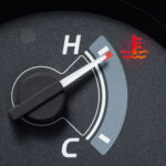 Como perceber temperatura alta no motor Poucos problemas em um carro são tão perigosos quanto o superaquecimento do motor. Um motor que trabalha em temperatura acima do normal pode sofrer danos graves, como empeno do cabeçote, queima da junta, travamento de peças internas e até a perda total do bloco. Por isso, perceber os sinais de que o motor está esquentando demais é fundamental para agir a tempo e evitar prejuízos. Neste artigo, vamos mostrar como identificar a temperatura alta do motor, os principais sintomas que o carro apresenta, o que pode causar esse problema e quais cuidados tomar para evitar situações de risco. Qual é a temperatura normal de funcionamento de um motor? Antes de saber identificar quando há superaquecimento, é importante entender qual é a faixa de temperatura considerada normal. Em carros mais modernos, a temperatura de trabalho gira em torno de 90°C a 105°C. Já nos veículos mais antigos, o intervalo costuma ser 85°C a 95°C. Essa variação é controlada por componentes como válvula termostática, sistema de arrefecimento (radiador, bomba d’água, ventoinha) e o líquido de arrefecimento. Quando qualquer um desses itens falha, a temperatura pode subir rapidamente. Sinais de que o motor está com temperatura alta 1. Painel de instrumentos O primeiro ponto de atenção é o painel. A maioria dos carros possui um marcador de temperatura em formato de ponteiro ou luz de advertência. Se o ponteiro começa a se aproximar da marca vermelha, é sinal de alerta. Em carros sem ponteiro, existe uma luz vermelha (geralmente com o ícone de um termômetro). Se ela acender, significa que a temperatura está acima do normal. 2. Ventoinha ligada por muito tempo A ventoinha (ou eletroventilador) entra em ação para resfriar o radiador quando o motor atinge determinada temperatura. Se ela permanece ligada por mais tempo que o habitual, ou entra em funcionamento repetidas vezes em trajetos curtos, pode indicar que o motor está trabalhando mais quente do que deveria. 3. Perda de potência Um motor superaquecido começa a perder rendimento. O carro pode ficar “amarrado”, responder mais lentamente às acelerações e até falhar em subidas. Isso acontece porque a alta temperatura afeta a combustão e a lubrificação interna. 4. Cheiro diferente no ar Cheiro adocicado: pode indicar vazamento de líquido de arrefecimento (fluido do radiador). Cheiro de queimado: pode vir de óleo superaquecido, borracha ou mangueiras em contato com altas temperaturas. Esses odores são sinais claros de que algo está errado. 5. Vapor saindo do capô Um dos sintomas mais fáceis de perceber é a presença de fumaça ou vapor branco saindo da parte da frente do carro. Esse vapor geralmente é o fluido do radiador evaporando. Nesse ponto, o motor já está muito quente e é preciso parar imediatamente. 6. Barulhos incomuns Estalos metálicos, batidas secas ou até chiados podem surgir quando o motor aquece além do normal. Eles geralmente vêm de peças metálicas dilatando em excesso ou do fluido borbulhando no sistema de arrefecimento. Causas mais comuns da alta temperatura no motor Baixo nível de líquido de arrefecimento: sem quantidade suficiente de fluido, o sistema não consegue refrigerar o motor. Vazamentos: podem ocorrer em mangueiras, bomba d’água, radiador ou reservatório. Válvula termostática travada: se ela não abrir corretamente, o líquido não circula e o motor aquece rapidamente. Ventoinha com defeito: motor elétrico queimado, fusível ou relé danificado podem impedir o funcionamento da ventoinha. Bomba d’água danificada: quando perde eficiência, não circula o fluido de forma adequada. Radiador entupido ou sujo: impede a troca de calor com o ar externo. Óleo vencido ou baixo: o óleo também ajuda na refrigeração. Sem ele, o atrito interno aumenta e gera mais calor. O que fazer se o motor estiver superaquecendo? Saber identificar é o primeiro passo, mas a reação correta é ainda mais importante: Pare o carro imediatamente em local seguro. Continuar rodando com o motor superaquecido pode causar danos irreversíveis. Nunca abra a tampa do radiador ou reservatório quente. A pressão pode fazer o líquido fervente espirrar e causar queimaduras graves. Aguarde o motor esfriar. Só depois de pelo menos 30 minutos é seguro verificar o nível de água e completar, se necessário. Acione a assistência ou leve o carro à oficina. Se o problema não for apenas falta de líquido, será preciso diagnóstico profissional. Como prevenir a alta temperatura no motor Faça revisões periódicas do sistema de arrefecimento: verifique mangueiras, conexões, válvula termostática e bomba d’água. Use sempre líquido de arrefecimento adequado: nunca rode apenas com água, pois o aditivo ajuda a evitar ferrugem, corrosão e melhora a dissipação do calor. Troque o fluido conforme indicado no manual: em média a cada 2 anos, mas pode variar. Mantenha o radiador limpo: sujeira e barro podem dificultar a troca de calor. Troque o óleo do motor regularmente: além de lubrificar, ele contribui para a refrigeração interna. Fique atento ao painel: muitas vezes o alerta aparece antes de qualquer outro sinal. Exemplos de situações reais Em engarrafamentos prolongados: O motor tende a aquecer mais, já que não há circulação de ar suficiente pelo radiador. Se a ventoinha não funcionar corretamente, a temperatura sobe rapidamente. Ao rebocar outro veículo ou carregar peso excessivo: O esforço adicional faz com que o motor trabalhe em limites maiores, aumentando a temperatura. Viagens em regiões quentes: O calor ambiente pode reduzir a eficiência do sistema de arrefecimento, principalmente em carros com manutenção atrasada. Quando procurar uma oficina mecânica? Se você notar que o carro frequentemente apresenta sinais de superaquecimento — mesmo após completar o líquido de arrefecimento —, é hora de levar para inspeção. O mecânico poderá verificar: Integridade da bomba d’água Funcionamento da válvula termostática Estado das mangueiras e conexões Pressão e estanqueidade do sistema Eficiência do radiador e da ventoinha Investir nessa verificação é muito mais barato do que ter que reformar um motor que sofreu danos graves por causa da temperatura. Conclusão Perceber quando o motor está com temperatura alta pode salvar seu carro de prejuízos enormes. Os sinais vão desde alterações simples no painel até sintomas visuais e olfativos, como cheiro de queimado ou vapor saindo do capô. O segredo é estar sempre atento, não ignorar alertas e agir com cautela ao primeiro indício de superaquecimento. Além disso, manter o sistema de arrefecimento revisado e utilizar fluidos adequados é a melhor forma de prevenção. Lembre-se: o superaquecimento não é um problema para ser resolvido depois — ele exige ação imediata. Cuidar do seu carro hoje garante segurança e tranquilidade para todas as viagens.