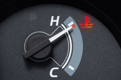 Como perceber temperatura alta no motor Poucos problemas em um carro são tão perigosos quanto o superaquecimento do motor. Um motor que trabalha em temperatura acima do normal pode sofrer danos graves, como empeno do cabeçote, queima da junta, travamento de peças internas e até a perda total do bloco. Por isso, perceber os sinais de que o motor está esquentando demais é fundamental para agir a tempo e evitar prejuízos. Neste artigo, vamos mostrar como identificar a temperatura alta do motor, os principais sintomas que o carro apresenta, o que pode causar esse problema e quais cuidados tomar para evitar situações de risco. Qual é a temperatura normal de funcionamento de um motor? Antes de saber identificar quando há superaquecimento, é importante entender qual é a faixa de temperatura considerada normal. Em carros mais modernos, a temperatura de trabalho gira em torno de 90°C a 105°C. Já nos veículos mais antigos, o intervalo costuma ser 85°C a 95°C. Essa variação é controlada por componentes como válvula termostática, sistema de arrefecimento (radiador, bomba d’água, ventoinha) e o líquido de arrefecimento. Quando qualquer um desses itens falha, a temperatura pode subir rapidamente. Sinais de que o motor está com temperatura alta 1. Painel de instrumentos O primeiro ponto de atenção é o painel. A maioria dos carros possui um marcador de temperatura em formato de ponteiro ou luz de advertência. Se o ponteiro começa a se aproximar da marca vermelha, é sinal de alerta. Em carros sem ponteiro, existe uma luz vermelha (geralmente com o ícone de um termômetro). Se ela acender, significa que a temperatura está acima do normal. 2. Ventoinha ligada por muito tempo A ventoinha (ou eletroventilador) entra em ação para resfriar o radiador quando o motor atinge determinada temperatura. Se ela permanece ligada por mais tempo que o habitual, ou entra em funcionamento repetidas vezes em trajetos curtos, pode indicar que o motor está trabalhando mais quente do que deveria. 3. Perda de potência Um motor superaquecido começa a perder rendimento. O carro pode ficar “amarrado”, responder mais lentamente às acelerações e até falhar em subidas. Isso acontece porque a alta temperatura afeta a combustão e a lubrificação interna. 4. Cheiro diferente no ar Cheiro adocicado: pode indicar vazamento de líquido de arrefecimento (fluido do radiador). Cheiro de queimado: pode vir de óleo superaquecido, borracha ou mangueiras em contato com altas temperaturas. Esses odores são sinais claros de que algo está errado. 5. Vapor saindo do capô Um dos sintomas mais fáceis de perceber é a presença de fumaça ou vapor branco saindo da parte da frente do carro. Esse vapor geralmente é o fluido do radiador evaporando. Nesse ponto, o motor já está muito quente e é preciso parar imediatamente. 6. Barulhos incomuns Estalos metálicos, batidas secas ou até chiados podem surgir quando o motor aquece além do normal. Eles geralmente vêm de peças metálicas dilatando em excesso ou do fluido borbulhando no sistema de arrefecimento. Causas mais comuns da alta temperatura no motor Baixo nível de líquido de arrefecimento: sem quantidade suficiente de fluido, o sistema não consegue refrigerar o motor. Vazamentos: podem ocorrer em mangueiras, bomba d’água, radiador ou reservatório. Válvula termostática travada: se ela não abrir corretamente, o líquido não circula e o motor aquece rapidamente. Ventoinha com defeito: motor elétrico queimado, fusível ou relé danificado podem impedir o funcionamento da ventoinha. Bomba d’água danificada: quando perde eficiência, não circula o fluido de forma adequada. Radiador entupido ou sujo: impede a troca de calor com o ar externo. Óleo vencido ou baixo: o óleo também ajuda na refrigeração. Sem ele, o atrito interno aumenta e gera mais calor. O que fazer se o motor estiver superaquecendo? Saber identificar é o primeiro passo, mas a reação correta é ainda mais importante: Pare o carro imediatamente em local seguro. Continuar rodando com o motor superaquecido pode causar danos irreversíveis. Nunca abra a tampa do radiador ou reservatório quente. A pressão pode fazer o líquido fervente espirrar e causar queimaduras graves. Aguarde o motor esfriar. Só depois de pelo menos 30 minutos é seguro verificar o nível de água e completar, se necessário. Acione a assistência ou leve o carro à oficina. Se o problema não for apenas falta de líquido, será preciso diagnóstico profissional. Como prevenir a alta temperatura no motor Faça revisões periódicas do sistema de arrefecimento: verifique mangueiras, conexões, válvula termostática e bomba d’água. Use sempre líquido de arrefecimento adequado: nunca rode apenas com água, pois o aditivo ajuda a evitar ferrugem, corrosão e melhora a dissipação do calor. Troque o fluido conforme indicado no manual: em média a cada 2 anos, mas pode variar. Mantenha o radiador limpo: sujeira e barro podem dificultar a troca de calor. Troque o óleo do motor regularmente: além de lubrificar, ele contribui para a refrigeração interna. Fique atento ao painel: muitas vezes o alerta aparece antes de qualquer outro sinal. Exemplos de situações reais Em engarrafamentos prolongados: O motor tende a aquecer mais, já que não há circulação de ar suficiente pelo radiador. Se a ventoinha não funcionar corretamente, a temperatura sobe rapidamente. Ao rebocar outro veículo ou carregar peso excessivo: O esforço adicional faz com que o motor trabalhe em limites maiores, aumentando a temperatura. Viagens em regiões quentes: O calor ambiente pode reduzir a eficiência do sistema de arrefecimento, principalmente em carros com manutenção atrasada. Quando procurar uma oficina mecânica? Se você notar que o carro frequentemente apresenta sinais de superaquecimento — mesmo após completar o líquido de arrefecimento —, é hora de levar para inspeção. O mecânico poderá verificar: Integridade da bomba d’água Funcionamento da válvula termostática Estado das mangueiras e conexões Pressão e estanqueidade do sistema Eficiência do radiador e da ventoinha Investir nessa verificação é muito mais barato do que ter que reformar um motor que sofreu danos graves por causa da temperatura. Conclusão Perceber quando o motor está com temperatura alta pode salvar seu carro de prejuízos enormes. Os sinais vão desde alterações simples no painel até sintomas visuais e olfativos, como cheiro de queimado ou vapor saindo do capô. O segredo é estar sempre atento, não ignorar alertas e agir com cautela ao primeiro indício de superaquecimento. Além disso, manter o sistema de arrefecimento revisado e utilizar fluidos adequados é a melhor forma de prevenção. Lembre-se: o superaquecimento não é um problema para ser resolvido depois — ele exige ação imediata. Cuidar do seu carro hoje garante segurança e tranquilidade para todas as viagens.