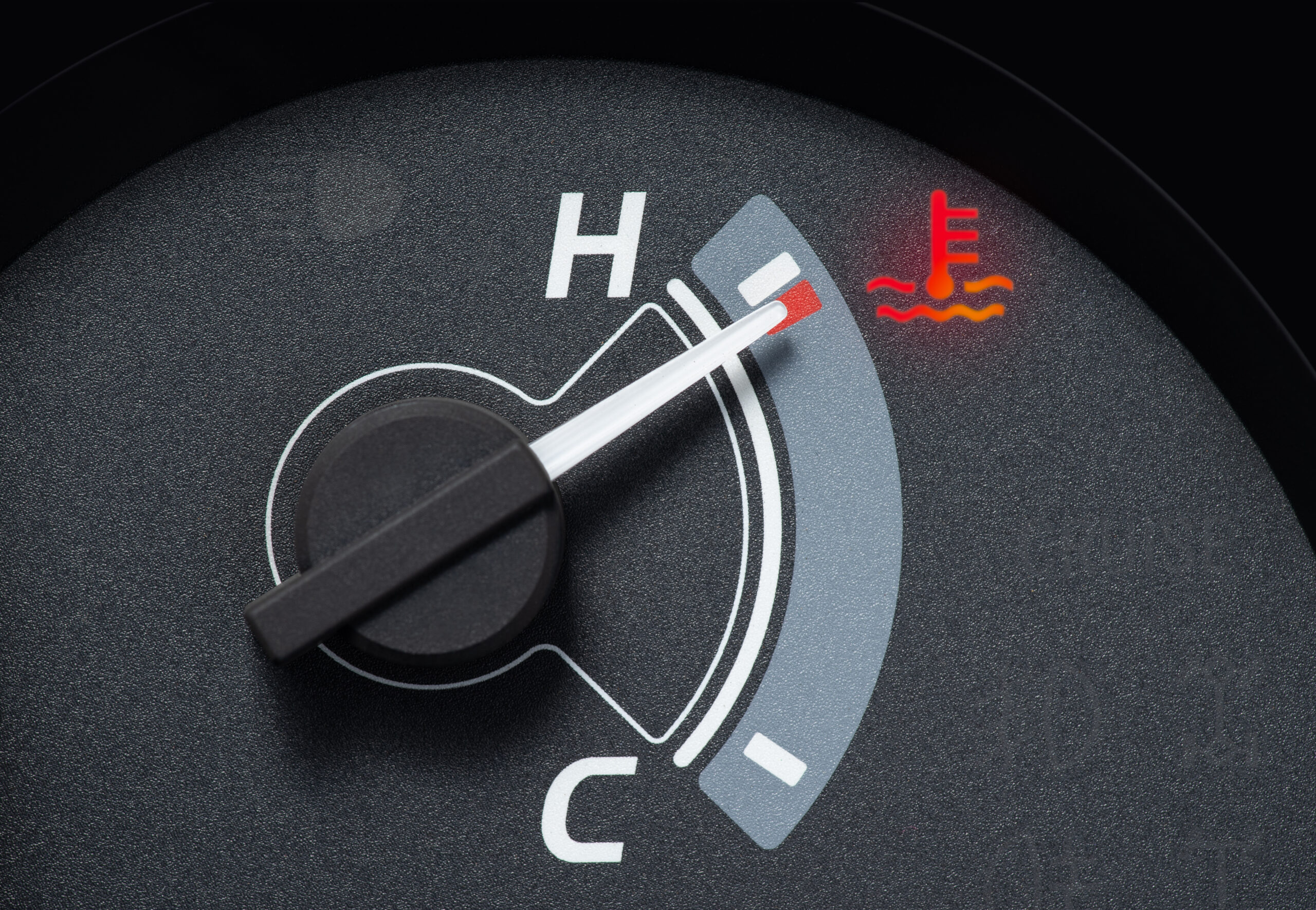 Como perceber temperatura alta no motor Poucos problemas em um carro são tão perigosos quanto o superaquecimento do motor. Um motor que trabalha em temperatura acima do normal pode sofrer danos graves, como empeno do cabeçote, queima da junta, travamento de peças internas e até a perda total do bloco. Por isso, perceber os sinais de que o motor está esquentando demais é fundamental para agir a tempo e evitar prejuízos. Neste artigo, vamos mostrar como identificar a temperatura alta do motor, os principais sintomas que o carro apresenta, o que pode causar esse problema e quais cuidados tomar para evitar situações de risco. Qual é a temperatura normal de funcionamento de um motor? Antes de saber identificar quando há superaquecimento, é importante entender qual é a faixa de temperatura considerada normal. Em carros mais modernos, a temperatura de trabalho gira em torno de 90°C a 105°C. Já nos veículos mais antigos, o intervalo costuma ser 85°C a 95°C. Essa variação é controlada por componentes como válvula termostática, sistema de arrefecimento (radiador, bomba d’água, ventoinha) e o líquido de arrefecimento. Quando qualquer um desses itens falha, a temperatura pode subir rapidamente. Sinais de que o motor está com temperatura alta 1. Painel de instrumentos O primeiro ponto de atenção é o painel. A maioria dos carros possui um marcador de temperatura em formato de ponteiro ou luz de advertência. Se o ponteiro começa a se aproximar da marca vermelha, é sinal de alerta. Em carros sem ponteiro, existe uma luz vermelha (geralmente com o ícone de um termômetro). Se ela acender, significa que a temperatura está acima do normal. 2. Ventoinha ligada por muito tempo A ventoinha (ou eletroventilador) entra em ação para resfriar o radiador quando o motor atinge determinada temperatura. Se ela permanece ligada por mais tempo que o habitual, ou entra em funcionamento repetidas vezes em trajetos curtos, pode indicar que o motor está trabalhando mais quente do que deveria. 3. Perda de potência Um motor superaquecido começa a perder rendimento. O carro pode ficar “amarrado”, responder mais lentamente às acelerações e até falhar em subidas. Isso acontece porque a alta temperatura afeta a combustão e a lubrificação interna. 4. Cheiro diferente no ar Cheiro adocicado: pode indicar vazamento de líquido de arrefecimento (fluido do radiador). Cheiro de queimado: pode vir de óleo superaquecido, borracha ou mangueiras em contato com altas temperaturas. Esses odores são sinais claros de que algo está errado. 5. Vapor saindo do capô Um dos sintomas mais fáceis de perceber é a presença de fumaça ou vapor branco saindo da parte da frente do carro. Esse vapor geralmente é o fluido do radiador evaporando. Nesse ponto, o motor já está muito quente e é preciso parar imediatamente. 6. Barulhos incomuns Estalos metálicos, batidas secas ou até chiados podem surgir quando o motor aquece além do normal. Eles geralmente vêm de peças metálicas dilatando em excesso ou do fluido borbulhando no sistema de arrefecimento. Causas mais comuns da alta temperatura no motor Baixo nível de líquido de arrefecimento: sem quantidade suficiente de fluido, o sistema não consegue refrigerar o motor. Vazamentos: podem ocorrer em mangueiras, bomba d’água, radiador ou reservatório. Válvula termostática travada: se ela não abrir corretamente, o líquido não circula e o motor aquece rapidamente. Ventoinha com defeito: motor elétrico queimado, fusível ou relé danificado podem impedir o funcionamento da ventoinha. Bomba d’água danificada: quando perde eficiência, não circula o fluido de forma adequada. Radiador entupido ou sujo: impede a troca de calor com o ar externo. Óleo vencido ou baixo: o óleo também ajuda na refrigeração. Sem ele, o atrito interno aumenta e gera mais calor. O que fazer se o motor estiver superaquecendo? Saber identificar é o primeiro passo, mas a reação correta é ainda mais importante: Pare o carro imediatamente em local seguro. Continuar rodando com o motor superaquecido pode causar danos irreversíveis. Nunca abra a tampa do radiador ou reservatório quente. A pressão pode fazer o líquido fervente espirrar e causar queimaduras graves. Aguarde o motor esfriar. Só depois de pelo menos 30 minutos é seguro verificar o nível de água e completar, se necessário. Acione a assistência ou leve o carro à oficina. Se o problema não for apenas falta de líquido, será preciso diagnóstico profissional. Como prevenir a alta temperatura no motor Faça revisões periódicas do sistema de arrefecimento: verifique mangueiras, conexões, válvula termostática e bomba d’água. Use sempre líquido de arrefecimento adequado: nunca rode apenas com água, pois o aditivo ajuda a evitar ferrugem, corrosão e melhora a dissipação do calor. Troque o fluido conforme indicado no manual: em média a cada 2 anos, mas pode variar. Mantenha o radiador limpo: sujeira e barro podem dificultar a troca de calor. Troque o óleo do motor regularmente: além de lubrificar, ele contribui para a refrigeração interna. Fique atento ao painel: muitas vezes o alerta aparece antes de qualquer outro sinal. Exemplos de situações reais Em engarrafamentos prolongados: O motor tende a aquecer mais, já que não há circulação de ar suficiente pelo radiador. Se a ventoinha não funcionar corretamente, a temperatura sobe rapidamente. Ao rebocar outro veículo ou carregar peso excessivo: O esforço adicional faz com que o motor trabalhe em limites maiores, aumentando a temperatura. Viagens em regiões quentes: O calor ambiente pode reduzir a eficiência do sistema de arrefecimento, principalmente em carros com manutenção atrasada. Quando procurar uma oficina mecânica? Se você notar que o carro frequentemente apresenta sinais de superaquecimento — mesmo após completar o líquido de arrefecimento —, é hora de levar para inspeção. O mecânico poderá verificar: Integridade da bomba d’água Funcionamento da válvula termostática Estado das mangueiras e conexões Pressão e estanqueidade do sistema Eficiência do radiador e da ventoinha Investir nessa verificação é muito mais barato do que ter que reformar um motor que sofreu danos graves por causa da temperatura. Conclusão Perceber quando o motor está com temperatura alta pode salvar seu carro de prejuízos enormes. Os sinais vão desde alterações simples no painel até sintomas visuais e olfativos, como cheiro de queimado ou vapor saindo do capô. O segredo é estar sempre atento, não ignorar alertas e agir com cautela ao primeiro indício de superaquecimento. Além disso, manter o sistema de arrefecimento revisado e utilizar fluidos adequados é a melhor forma de prevenção. Lembre-se: o superaquecimento não é um problema para ser resolvido depois — ele exige ação imediata. Cuidar do seu carro hoje garante segurança e tranquilidade para todas as viagens.