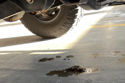 Cuidar da saúde do motor é fundamental para garantir a vida útil do veículo e evitar gastos desnecessários. Entre os problemas mais comuns e que podem passar despercebidos está o vazamento de óleo. Quando não é tratado a tempo, pode gerar sérios danos ao motor, aumentando o risco de superaquecimento, desgaste de peças internas e até mesmo a necessidade de uma retífica completa.