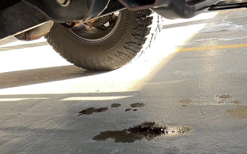 Cuidar da saúde do motor é fundamental para garantir a vida útil do veículo e evitar gastos desnecessários. Entre os problemas mais comuns e que podem passar despercebidos está o vazamento de óleo. Quando não é tratado a tempo, pode gerar sérios danos ao motor, aumentando o risco de superaquecimento, desgaste de peças internas e até mesmo a necessidade de uma retífica completa.