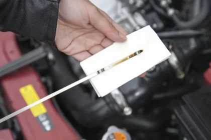 Diagnóstico de Consumo Alto de Óleo entre Trocas: Como Identificar e Agir O consumo excessivo de óleo do motor entre as trocas programadas é um problema comum em muitos veículos, principalmente à medida que o carro acumula quilometragem. Identificar a causa desse consumo elevado é fundamental para evitar danos graves ao motor e custos elevados de reparo. Neste artigo, vamos detalhar os principais sinais, possíveis causas e como diagnosticar o problema em casa antes de procurar um mecânico. O que é consumo alto de óleo? Todo motor consome uma pequena quantidade de óleo ao longo do uso, já que parte dele é queimada na câmara de combustão ou evaporada pelo calor. Porém, quando o nível de óleo baixa consideravelmente em pouco tempo ou antes da próxima troca recomendada, isso indica consumo anormal. A maioria dos fabricantes considera aceitável até 1 litro a cada 1.000 km em alguns motores, mas valores acima disso devem ser investigados. Sintomas comuns de consumo excessivo de óleo Você pode identificar o problema observando alguns sinais no dia a dia: Luz do óleo acesa no painel: indica baixo nível ou pressão insuficiente. Fumaça azulada no escapamento: sinal de óleo sendo queimado junto ao combustível. Cheiro forte de óleo queimado: perceptível principalmente em acelerações. Velas de ignição sujas de óleo: prejudicam a faísca e o rendimento. Nível baixo na vareta em pouco tempo: queda rápida após a troca ou revisão. Acúmulo de óleo no filtro de ar: pode indicar falha no sistema de ventilação do motor (PCV). Principais causas do alto consumo de óleo Desgaste nos anéis de pistão Permite a passagem do óleo para a câmara de combustão, aumentando a queima junto ao combustível. Guias e retentores de válvulas danificados Facilitam a entrada de óleo no cilindro, gerando fumaça azul e acúmulo nas velas. Turbocompressor com folga (em motores turbo) O óleo pode vazar para o sistema de admissão, gerando fumaça e consumo anormal. Juntas e retentores externos com vazamento O óleo pode não estar sendo queimado, mas sim vazando para fora do motor. Problema no sistema PCV (Positive Crankcase Ventilation) Falhas na ventilação forçam o óleo a ser puxado para o coletor de admissão. Uso de óleo inadequado Viscosidade incorreta ou produto de baixa qualidade pode acelerar o consumo. Passo a passo para diagnosticar em casa Mesmo sem experiência avançada, é possível verificar alguns pontos antes de levar o carro à oficina: 1. Monitorar o nível regularmente Verifique a vareta de óleo a cada 500 km. Observe se a queda é rápida (indicando consumo ou vazamento). 2. Observar a cor da fumaça Fumaça azulada: queima de óleo. Fumaça branca densa: pode indicar mistura de óleo e líquido de arrefecimento (junta do cabeçote). Fumaça preta: excesso de combustível, não óleo. 3. Inspecionar o chão da garagem Marcas de óleo onde o carro fica estacionado podem indicar vazamentos externos. 4. Verificar as velas de ignição Se apresentarem resíduos oleosos, é provável que o óleo esteja entrando na câmara de combustão. 5. Conferir o filtro de ar Se houver presença de óleo, pode haver falha no sistema PCV ou turbo. Dicas para reduzir o consumo de óleo Use sempre o óleo recomendado pelo fabricante. Troque o óleo e o filtro dentro do prazo correto. Evite dirigir em rotações muito altas por longos períodos. Faça inspeções preventivas em retentores e juntas. Mantenha o sistema de arrefecimento em ordem, já que o superaquecimento acelera o desgaste interno. Quando procurar um mecânico Se mesmo após os cuidados o nível de óleo continuar caindo rapidamente, é hora de procurar uma oficina especializada. O consumo anormal pode indicar desgaste interno grave, que exige reparos como retífica do motor ou substituição de componentes. Ignorar o problema pode causar falta de lubrificação, superaquecimento e até a fundição do motor. Conclusão O consumo elevado de óleo entre trocas é um sintoma que nunca deve ser ignorado. Monitorar o nível com frequência, observar sinais como fumaça azul e verificar possíveis vazamentos são formas simples de diagnosticar o problema em casa. Porém, ao perceber indícios de desgaste interno, a melhor solução é levar o carro ao mecânico para evitar danos maiores. Cuidar do óleo é cuidar da vida útil do motor, garantindo segurança, economia e desempenho no dia a dia