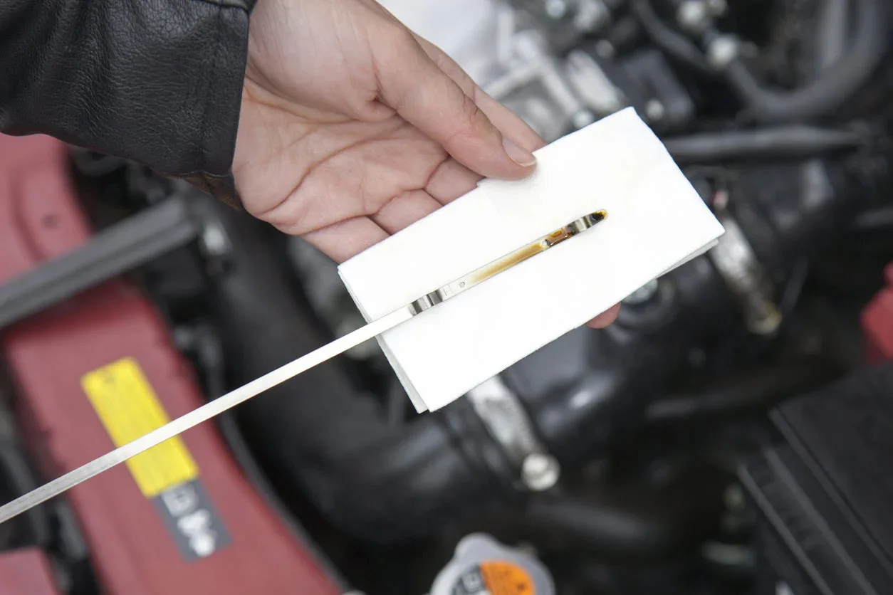 Diagnóstico de Consumo Alto de Óleo entre Trocas: Como Identificar e Agir O consumo excessivo de óleo do motor entre as trocas programadas é um problema comum em muitos veículos, principalmente à medida que o carro acumula quilometragem. Identificar a causa desse consumo elevado é fundamental para evitar danos graves ao motor e custos elevados de reparo. Neste artigo, vamos detalhar os principais sinais, possíveis causas e como diagnosticar o problema em casa antes de procurar um mecânico. O que é consumo alto de óleo? Todo motor consome uma pequena quantidade de óleo ao longo do uso, já que parte dele é queimada na câmara de combustão ou evaporada pelo calor. Porém, quando o nível de óleo baixa consideravelmente em pouco tempo ou antes da próxima troca recomendada, isso indica consumo anormal. A maioria dos fabricantes considera aceitável até 1 litro a cada 1.000 km em alguns motores, mas valores acima disso devem ser investigados. Sintomas comuns de consumo excessivo de óleo Você pode identificar o problema observando alguns sinais no dia a dia: Luz do óleo acesa no painel: indica baixo nível ou pressão insuficiente. Fumaça azulada no escapamento: sinal de óleo sendo queimado junto ao combustível. Cheiro forte de óleo queimado: perceptível principalmente em acelerações. Velas de ignição sujas de óleo: prejudicam a faísca e o rendimento. Nível baixo na vareta em pouco tempo: queda rápida após a troca ou revisão. Acúmulo de óleo no filtro de ar: pode indicar falha no sistema de ventilação do motor (PCV). Principais causas do alto consumo de óleo Desgaste nos anéis de pistão Permite a passagem do óleo para a câmara de combustão, aumentando a queima junto ao combustível. Guias e retentores de válvulas danificados Facilitam a entrada de óleo no cilindro, gerando fumaça azul e acúmulo nas velas. Turbocompressor com folga (em motores turbo) O óleo pode vazar para o sistema de admissão, gerando fumaça e consumo anormal. Juntas e retentores externos com vazamento O óleo pode não estar sendo queimado, mas sim vazando para fora do motor. Problema no sistema PCV (Positive Crankcase Ventilation) Falhas na ventilação forçam o óleo a ser puxado para o coletor de admissão. Uso de óleo inadequado Viscosidade incorreta ou produto de baixa qualidade pode acelerar o consumo. Passo a passo para diagnosticar em casa Mesmo sem experiência avançada, é possível verificar alguns pontos antes de levar o carro à oficina: 1. Monitorar o nível regularmente Verifique a vareta de óleo a cada 500 km. Observe se a queda é rápida (indicando consumo ou vazamento). 2. Observar a cor da fumaça Fumaça azulada: queima de óleo. Fumaça branca densa: pode indicar mistura de óleo e líquido de arrefecimento (junta do cabeçote). Fumaça preta: excesso de combustível, não óleo. 3. Inspecionar o chão da garagem Marcas de óleo onde o carro fica estacionado podem indicar vazamentos externos. 4. Verificar as velas de ignição Se apresentarem resíduos oleosos, é provável que o óleo esteja entrando na câmara de combustão. 5. Conferir o filtro de ar Se houver presença de óleo, pode haver falha no sistema PCV ou turbo. Dicas para reduzir o consumo de óleo Use sempre o óleo recomendado pelo fabricante. Troque o óleo e o filtro dentro do prazo correto. Evite dirigir em rotações muito altas por longos períodos. Faça inspeções preventivas em retentores e juntas. Mantenha o sistema de arrefecimento em ordem, já que o superaquecimento acelera o desgaste interno. Quando procurar um mecânico Se mesmo após os cuidados o nível de óleo continuar caindo rapidamente, é hora de procurar uma oficina especializada. O consumo anormal pode indicar desgaste interno grave, que exige reparos como retífica do motor ou substituição de componentes. Ignorar o problema pode causar falta de lubrificação, superaquecimento e até a fundição do motor. Conclusão O consumo elevado de óleo entre trocas é um sintoma que nunca deve ser ignorado. Monitorar o nível com frequência, observar sinais como fumaça azul e verificar possíveis vazamentos são formas simples de diagnosticar o problema em casa. Porém, ao perceber indícios de desgaste interno, a melhor solução é levar o carro ao mecânico para evitar danos maiores. Cuidar do óleo é cuidar da vida útil do motor, garantindo segurança, economia e desempenho no dia a dia