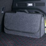 Dica para organizar ferramentas no porta-malas Manter o porta-malas do carro organizado é essencial não apenas para a estética, mas também para a praticidade e a segurança. Muitas pessoas acumulam ferramentas, macaco, estepe e outros objetos de maneira desordenada, tornando difícil encontrar o que precisam em situações de emergência. Além disso, o excesso de bagunça aumenta o risco de danos aos itens e até acidentes, caso eles se soltem durante a condução. Felizmente, existem estratégias simples e eficientes para organizar ferramentas no porta-malas, utilizando recursos que você provavelmente já tem em casa ou que são fáceis de adquirir. Neste artigo, você vai conhecer dicas práticas, truques caseiros e soluções mais profissionais para manter seu porta-malas sempre arrumado. Por que organizar ferramentas no porta-malas é importante Antes de apresentar as soluções, é essencial entender os motivos pelos quais a organização faz diferença. Primeiramente, um porta-malas organizado facilita o acesso rápido a ferramentas em momentos de emergência. Por exemplo, se você precisa trocar um pneu ou ajustar algo no carro, não há tempo a perder procurando itens espalhados. Além disso, a organização evita que ferramentas se choquem entre si durante o trajeto, prevenindo danos. Ferramentas soltas podem riscar a pintura do carro, quebrar peças frágeis ou até ferir alguém ao abrir o porta-malas. Por fim, manter tudo no lugar ajuda a economizar espaço. Um porta-malas bem organizado permite guardar mais itens sem comprometer a segurança ou dificultar o acesso. Etapas para organizar ferramentas de forma eficiente 1. Faça uma triagem dos itens O primeiro passo é separar tudo o que você guarda no porta-malas. Retire todas as ferramentas, cabos, macaco, triângulo de segurança e outros objetos. Em seguida, classifique-os por tipo e frequência de uso. Ferramentas essenciais: macaco, chave de roda, triângulo de segurança, kit de primeiros socorros. Ferramentas ocasionais: chaves extras, lanternas, cabos de bateria. Ferramentas raramente usadas: ferramentas grandes ou itens de manutenção específicos. Nesse sentido, você já começa a ter uma noção clara de quais itens realmente precisam ficar no carro e quais podem ser armazenados em casa. 2. Use caixas organizadoras Caixas plásticas ou organizadores com divisórias são ótimos aliados. Elas evitam que ferramentas fiquem soltas e facilitam a visualização do que está dentro. Além disso, permitem empilhar itens de forma segura, aproveitando melhor o espaço do porta-malas. Dica extra: utilize caixas transparentes, assim você identifica rapidamente o conteúdo sem precisar abrir todas. Transição: além disso, caixas com tampas evitam que poeira ou sujeira se acumulem sobre as ferramentas. 3. Adote sacos ou bolsas específicas Para ferramentas menores, como chaves, alicates e parafusos, uma bolsa ou estojo específico ajuda a manter tudo organizado. Esses itens ficam agrupados, evitando que se percam ou se misturem com outros objetos. Nesse sentido, você ganha praticidade e segurança, pois sabe exatamente onde cada ferramenta está localizada. 4. Utilize divisórias e suportes fixos Outra estratégia eficaz é usar divisórias ou suportes fixos no porta-malas. Alguns carros já possuem compartimentos próprios, mas é possível adicionar divisórias removíveis ou painéis com velcro para segurar ferramentas maiores. Vantagem: impede que ferramentas rolem pelo porta-malas durante a condução. Exemplo prático: o macaco e a chave de roda podem ser fixados com cintas ou suportes específicos, garantindo estabilidade. Além disso, a instalação de suportes é simples e muitas vezes não requer ferramentas adicionais, tornando a solução rápida e prática. 5. Rotule tudo para facilitar a identificação Para tornar a organização ainda mais eficiente, é interessante rotular caixas, bolsas ou divisórias. Assim, mesmo em uma situação de emergência, você encontra rapidamente a ferramenta necessária. Nesse sentido, a rotulagem funciona como um guia visual, economizando tempo e evitando frustrações. 6. Crie zonas de acesso rápido Outra dica importante é pensar em zonas de acesso rápido. Coloque as ferramentas que você mais utiliza na parte de cima ou próxima à tampa do porta-malas. Itens que raramente são usados podem ficar no fundo ou em cantos menos acessíveis. Por fim, essa estratégia garante que você não precise retirar tudo do porta-malas para pegar um item simples, tornando o uso do espaço mais eficiente. Truques caseiros para organizar ferramentas Além das soluções clássicas, existem alguns truques caseiros que ajudam a otimizar ainda mais o porta-malas: Sacos plásticos para ferramentas pequenas: mantenha parafusos e pequenos acessórios agrupados. Caixas de sapato como organizadores: caso não tenha caixas plásticas, caixas de sapato funcionam bem para separar itens. Elásticos e velcros: podem ser usados para prender ferramentas grandes, como martelos ou chaves, evitando que rolem. Nesse sentido, criatividade e bom senso são aliados na hora de organizar, permitindo soluções simples e econômicas. Benefícios de manter o porta-malas organizado Manter o porta-malas organizado traz diversos benefícios. Primeiramente, você economiza tempo ao procurar ferramentas. Além disso, aumenta a segurança, prevenindo acidentes causados por objetos soltos. Outro ponto relevante é a preservação das próprias ferramentas. Ferramentas que ficam espalhadas podem sofrer danos ou desgaste mais rápido. Por fim, um porta-malas organizado transmite cuidado e atenção com o veículo, valorizando o carro e oferecendo maior conforto no dia a dia. Conclusão Em resumo, organizar ferramentas no porta-malas é uma prática essencial que combina praticidade, segurança e economia de espaço. Comece separando os itens, utilizando caixas, bolsas e divisórias, e criando zonas de acesso rápido. Além disso, rotular e fixar ferramentas garante ainda mais eficiência e praticidade. Truques caseiros, como caixas de sapato, sacos plásticos e elásticos, também podem ajudar bastante, tornando a organização mais econômica e criativa. Por fim, manter o porta-malas organizado não apenas facilita o dia a dia, mas também contribui para a segurança e preservação das ferramentas e do próprio veículo. Portanto, invista alguns minutos nesse cuidado e transforme seu porta-malas em um espaço funcional, seguro e sempre pronto para qualquer situação.