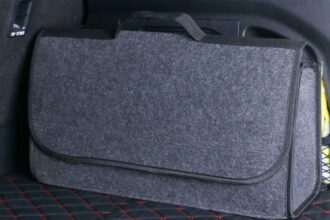 Dica para organizar ferramentas no porta-malas Manter o porta-malas do carro organizado é essencial não apenas para a estética, mas também para a praticidade e a segurança. Muitas pessoas acumulam ferramentas, macaco, estepe e outros objetos de maneira desordenada, tornando difícil encontrar o que precisam em situações de emergência. Além disso, o excesso de bagunça aumenta o risco de danos aos itens e até acidentes, caso eles se soltem durante a condução. Felizmente, existem estratégias simples e eficientes para organizar ferramentas no porta-malas, utilizando recursos que você provavelmente já tem em casa ou que são fáceis de adquirir. Neste artigo, você vai conhecer dicas práticas, truques caseiros e soluções mais profissionais para manter seu porta-malas sempre arrumado. Por que organizar ferramentas no porta-malas é importante Antes de apresentar as soluções, é essencial entender os motivos pelos quais a organização faz diferença. Primeiramente, um porta-malas organizado facilita o acesso rápido a ferramentas em momentos de emergência. Por exemplo, se você precisa trocar um pneu ou ajustar algo no carro, não há tempo a perder procurando itens espalhados. Além disso, a organização evita que ferramentas se choquem entre si durante o trajeto, prevenindo danos. Ferramentas soltas podem riscar a pintura do carro, quebrar peças frágeis ou até ferir alguém ao abrir o porta-malas. Por fim, manter tudo no lugar ajuda a economizar espaço. Um porta-malas bem organizado permite guardar mais itens sem comprometer a segurança ou dificultar o acesso. Etapas para organizar ferramentas de forma eficiente 1. Faça uma triagem dos itens O primeiro passo é separar tudo o que você guarda no porta-malas. Retire todas as ferramentas, cabos, macaco, triângulo de segurança e outros objetos. Em seguida, classifique-os por tipo e frequência de uso. Ferramentas essenciais: macaco, chave de roda, triângulo de segurança, kit de primeiros socorros. Ferramentas ocasionais: chaves extras, lanternas, cabos de bateria. Ferramentas raramente usadas: ferramentas grandes ou itens de manutenção específicos. Nesse sentido, você já começa a ter uma noção clara de quais itens realmente precisam ficar no carro e quais podem ser armazenados em casa. 2. Use caixas organizadoras Caixas plásticas ou organizadores com divisórias são ótimos aliados. Elas evitam que ferramentas fiquem soltas e facilitam a visualização do que está dentro. Além disso, permitem empilhar itens de forma segura, aproveitando melhor o espaço do porta-malas. Dica extra: utilize caixas transparentes, assim você identifica rapidamente o conteúdo sem precisar abrir todas. Transição: além disso, caixas com tampas evitam que poeira ou sujeira se acumulem sobre as ferramentas. 3. Adote sacos ou bolsas específicas Para ferramentas menores, como chaves, alicates e parafusos, uma bolsa ou estojo específico ajuda a manter tudo organizado. Esses itens ficam agrupados, evitando que se percam ou se misturem com outros objetos. Nesse sentido, você ganha praticidade e segurança, pois sabe exatamente onde cada ferramenta está localizada. 4. Utilize divisórias e suportes fixos Outra estratégia eficaz é usar divisórias ou suportes fixos no porta-malas. Alguns carros já possuem compartimentos próprios, mas é possível adicionar divisórias removíveis ou painéis com velcro para segurar ferramentas maiores. Vantagem: impede que ferramentas rolem pelo porta-malas durante a condução. Exemplo prático: o macaco e a chave de roda podem ser fixados com cintas ou suportes específicos, garantindo estabilidade. Além disso, a instalação de suportes é simples e muitas vezes não requer ferramentas adicionais, tornando a solução rápida e prática. 5. Rotule tudo para facilitar a identificação Para tornar a organização ainda mais eficiente, é interessante rotular caixas, bolsas ou divisórias. Assim, mesmo em uma situação de emergência, você encontra rapidamente a ferramenta necessária. Nesse sentido, a rotulagem funciona como um guia visual, economizando tempo e evitando frustrações. 6. Crie zonas de acesso rápido Outra dica importante é pensar em zonas de acesso rápido. Coloque as ferramentas que você mais utiliza na parte de cima ou próxima à tampa do porta-malas. Itens que raramente são usados podem ficar no fundo ou em cantos menos acessíveis. Por fim, essa estratégia garante que você não precise retirar tudo do porta-malas para pegar um item simples, tornando o uso do espaço mais eficiente. Truques caseiros para organizar ferramentas Além das soluções clássicas, existem alguns truques caseiros que ajudam a otimizar ainda mais o porta-malas: Sacos plásticos para ferramentas pequenas: mantenha parafusos e pequenos acessórios agrupados. Caixas de sapato como organizadores: caso não tenha caixas plásticas, caixas de sapato funcionam bem para separar itens. Elásticos e velcros: podem ser usados para prender ferramentas grandes, como martelos ou chaves, evitando que rolem. Nesse sentido, criatividade e bom senso são aliados na hora de organizar, permitindo soluções simples e econômicas. Benefícios de manter o porta-malas organizado Manter o porta-malas organizado traz diversos benefícios. Primeiramente, você economiza tempo ao procurar ferramentas. Além disso, aumenta a segurança, prevenindo acidentes causados por objetos soltos. Outro ponto relevante é a preservação das próprias ferramentas. Ferramentas que ficam espalhadas podem sofrer danos ou desgaste mais rápido. Por fim, um porta-malas organizado transmite cuidado e atenção com o veículo, valorizando o carro e oferecendo maior conforto no dia a dia. Conclusão Em resumo, organizar ferramentas no porta-malas é uma prática essencial que combina praticidade, segurança e economia de espaço. Comece separando os itens, utilizando caixas, bolsas e divisórias, e criando zonas de acesso rápido. Além disso, rotular e fixar ferramentas garante ainda mais eficiência e praticidade. Truques caseiros, como caixas de sapato, sacos plásticos e elásticos, também podem ajudar bastante, tornando a organização mais econômica e criativa. Por fim, manter o porta-malas organizado não apenas facilita o dia a dia, mas também contribui para a segurança e preservação das ferramentas e do próprio veículo. Portanto, invista alguns minutos nesse cuidado e transforme seu porta-malas em um espaço funcional, seguro e sempre pronto para qualquer situação.