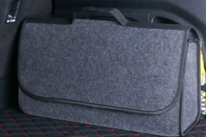 Dica para organizar ferramentas no porta-malas Manter o porta-malas do carro organizado é essencial não apenas para a estética, mas também para a praticidade e a segurança. Muitas pessoas acumulam ferramentas, macaco, estepe e outros objetos de maneira desordenada, tornando difícil encontrar o que precisam em situações de emergência. Além disso, o excesso de bagunça aumenta o risco de danos aos itens e até acidentes, caso eles se soltem durante a condução. Felizmente, existem estratégias simples e eficientes para organizar ferramentas no porta-malas, utilizando recursos que você provavelmente já tem em casa ou que são fáceis de adquirir. Neste artigo, você vai conhecer dicas práticas, truques caseiros e soluções mais profissionais para manter seu porta-malas sempre arrumado. Por que organizar ferramentas no porta-malas é importante Antes de apresentar as soluções, é essencial entender os motivos pelos quais a organização faz diferença. Primeiramente, um porta-malas organizado facilita o acesso rápido a ferramentas em momentos de emergência. Por exemplo, se você precisa trocar um pneu ou ajustar algo no carro, não há tempo a perder procurando itens espalhados. Além disso, a organização evita que ferramentas se choquem entre si durante o trajeto, prevenindo danos. Ferramentas soltas podem riscar a pintura do carro, quebrar peças frágeis ou até ferir alguém ao abrir o porta-malas. Por fim, manter tudo no lugar ajuda a economizar espaço. Um porta-malas bem organizado permite guardar mais itens sem comprometer a segurança ou dificultar o acesso. Etapas para organizar ferramentas de forma eficiente 1. Faça uma triagem dos itens O primeiro passo é separar tudo o que você guarda no porta-malas. Retire todas as ferramentas, cabos, macaco, triângulo de segurança e outros objetos. Em seguida, classifique-os por tipo e frequência de uso. Ferramentas essenciais: macaco, chave de roda, triângulo de segurança, kit de primeiros socorros. Ferramentas ocasionais: chaves extras, lanternas, cabos de bateria. Ferramentas raramente usadas: ferramentas grandes ou itens de manutenção específicos. Nesse sentido, você já começa a ter uma noção clara de quais itens realmente precisam ficar no carro e quais podem ser armazenados em casa. 2. Use caixas organizadoras Caixas plásticas ou organizadores com divisórias são ótimos aliados. Elas evitam que ferramentas fiquem soltas e facilitam a visualização do que está dentro. Além disso, permitem empilhar itens de forma segura, aproveitando melhor o espaço do porta-malas. Dica extra: utilize caixas transparentes, assim você identifica rapidamente o conteúdo sem precisar abrir todas. Transição: além disso, caixas com tampas evitam que poeira ou sujeira se acumulem sobre as ferramentas. 3. Adote sacos ou bolsas específicas Para ferramentas menores, como chaves, alicates e parafusos, uma bolsa ou estojo específico ajuda a manter tudo organizado. Esses itens ficam agrupados, evitando que se percam ou se misturem com outros objetos. Nesse sentido, você ganha praticidade e segurança, pois sabe exatamente onde cada ferramenta está localizada. 4. Utilize divisórias e suportes fixos Outra estratégia eficaz é usar divisórias ou suportes fixos no porta-malas. Alguns carros já possuem compartimentos próprios, mas é possível adicionar divisórias removíveis ou painéis com velcro para segurar ferramentas maiores. Vantagem: impede que ferramentas rolem pelo porta-malas durante a condução. Exemplo prático: o macaco e a chave de roda podem ser fixados com cintas ou suportes específicos, garantindo estabilidade. Além disso, a instalação de suportes é simples e muitas vezes não requer ferramentas adicionais, tornando a solução rápida e prática. 5. Rotule tudo para facilitar a identificação Para tornar a organização ainda mais eficiente, é interessante rotular caixas, bolsas ou divisórias. Assim, mesmo em uma situação de emergência, você encontra rapidamente a ferramenta necessária. Nesse sentido, a rotulagem funciona como um guia visual, economizando tempo e evitando frustrações. 6. Crie zonas de acesso rápido Outra dica importante é pensar em zonas de acesso rápido. Coloque as ferramentas que você mais utiliza na parte de cima ou próxima à tampa do porta-malas. Itens que raramente são usados podem ficar no fundo ou em cantos menos acessíveis. Por fim, essa estratégia garante que você não precise retirar tudo do porta-malas para pegar um item simples, tornando o uso do espaço mais eficiente. Truques caseiros para organizar ferramentas Além das soluções clássicas, existem alguns truques caseiros que ajudam a otimizar ainda mais o porta-malas: Sacos plásticos para ferramentas pequenas: mantenha parafusos e pequenos acessórios agrupados. Caixas de sapato como organizadores: caso não tenha caixas plásticas, caixas de sapato funcionam bem para separar itens. Elásticos e velcros: podem ser usados para prender ferramentas grandes, como martelos ou chaves, evitando que rolem. Nesse sentido, criatividade e bom senso são aliados na hora de organizar, permitindo soluções simples e econômicas. Benefícios de manter o porta-malas organizado Manter o porta-malas organizado traz diversos benefícios. Primeiramente, você economiza tempo ao procurar ferramentas. Além disso, aumenta a segurança, prevenindo acidentes causados por objetos soltos. Outro ponto relevante é a preservação das próprias ferramentas. Ferramentas que ficam espalhadas podem sofrer danos ou desgaste mais rápido. Por fim, um porta-malas organizado transmite cuidado e atenção com o veículo, valorizando o carro e oferecendo maior conforto no dia a dia. Conclusão Em resumo, organizar ferramentas no porta-malas é uma prática essencial que combina praticidade, segurança e economia de espaço. Comece separando os itens, utilizando caixas, bolsas e divisórias, e criando zonas de acesso rápido. Além disso, rotular e fixar ferramentas garante ainda mais eficiência e praticidade. Truques caseiros, como caixas de sapato, sacos plásticos e elásticos, também podem ajudar bastante, tornando a organização mais econômica e criativa. Por fim, manter o porta-malas organizado não apenas facilita o dia a dia, mas também contribui para a segurança e preservação das ferramentas e do próprio veículo. Portanto, invista alguns minutos nesse cuidado e transforme seu porta-malas em um espaço funcional, seguro e sempre pronto para qualquer situação.