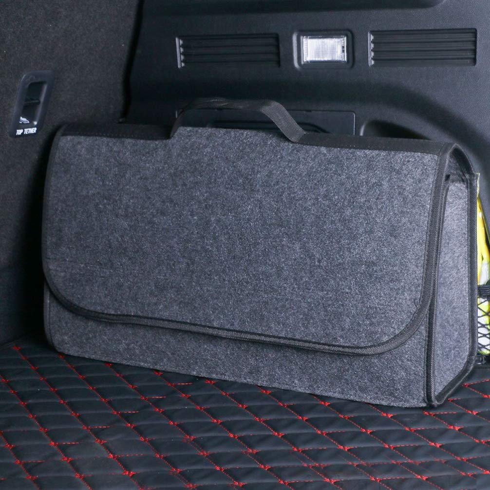 Dica para organizar ferramentas no porta-malas Manter o porta-malas do carro organizado é essencial não apenas para a estética, mas também para a praticidade e a segurança. Muitas pessoas acumulam ferramentas, macaco, estepe e outros objetos de maneira desordenada, tornando difícil encontrar o que precisam em situações de emergência. Além disso, o excesso de bagunça aumenta o risco de danos aos itens e até acidentes, caso eles se soltem durante a condução. Felizmente, existem estratégias simples e eficientes para organizar ferramentas no porta-malas, utilizando recursos que você provavelmente já tem em casa ou que são fáceis de adquirir. Neste artigo, você vai conhecer dicas práticas, truques caseiros e soluções mais profissionais para manter seu porta-malas sempre arrumado. Por que organizar ferramentas no porta-malas é importante Antes de apresentar as soluções, é essencial entender os motivos pelos quais a organização faz diferença. Primeiramente, um porta-malas organizado facilita o acesso rápido a ferramentas em momentos de emergência. Por exemplo, se você precisa trocar um pneu ou ajustar algo no carro, não há tempo a perder procurando itens espalhados. Além disso, a organização evita que ferramentas se choquem entre si durante o trajeto, prevenindo danos. Ferramentas soltas podem riscar a pintura do carro, quebrar peças frágeis ou até ferir alguém ao abrir o porta-malas. Por fim, manter tudo no lugar ajuda a economizar espaço. Um porta-malas bem organizado permite guardar mais itens sem comprometer a segurança ou dificultar o acesso. Etapas para organizar ferramentas de forma eficiente 1. Faça uma triagem dos itens O primeiro passo é separar tudo o que você guarda no porta-malas. Retire todas as ferramentas, cabos, macaco, triângulo de segurança e outros objetos. Em seguida, classifique-os por tipo e frequência de uso. Ferramentas essenciais: macaco, chave de roda, triângulo de segurança, kit de primeiros socorros. Ferramentas ocasionais: chaves extras, lanternas, cabos de bateria. Ferramentas raramente usadas: ferramentas grandes ou itens de manutenção específicos. Nesse sentido, você já começa a ter uma noção clara de quais itens realmente precisam ficar no carro e quais podem ser armazenados em casa. 2. Use caixas organizadoras Caixas plásticas ou organizadores com divisórias são ótimos aliados. Elas evitam que ferramentas fiquem soltas e facilitam a visualização do que está dentro. Além disso, permitem empilhar itens de forma segura, aproveitando melhor o espaço do porta-malas. Dica extra: utilize caixas transparentes, assim você identifica rapidamente o conteúdo sem precisar abrir todas. Transição: além disso, caixas com tampas evitam que poeira ou sujeira se acumulem sobre as ferramentas. 3. Adote sacos ou bolsas específicas Para ferramentas menores, como chaves, alicates e parafusos, uma bolsa ou estojo específico ajuda a manter tudo organizado. Esses itens ficam agrupados, evitando que se percam ou se misturem com outros objetos. Nesse sentido, você ganha praticidade e segurança, pois sabe exatamente onde cada ferramenta está localizada. 4. Utilize divisórias e suportes fixos Outra estratégia eficaz é usar divisórias ou suportes fixos no porta-malas. Alguns carros já possuem compartimentos próprios, mas é possível adicionar divisórias removíveis ou painéis com velcro para segurar ferramentas maiores. Vantagem: impede que ferramentas rolem pelo porta-malas durante a condução. Exemplo prático: o macaco e a chave de roda podem ser fixados com cintas ou suportes específicos, garantindo estabilidade. Além disso, a instalação de suportes é simples e muitas vezes não requer ferramentas adicionais, tornando a solução rápida e prática. 5. Rotule tudo para facilitar a identificação Para tornar a organização ainda mais eficiente, é interessante rotular caixas, bolsas ou divisórias. Assim, mesmo em uma situação de emergência, você encontra rapidamente a ferramenta necessária. Nesse sentido, a rotulagem funciona como um guia visual, economizando tempo e evitando frustrações. 6. Crie zonas de acesso rápido Outra dica importante é pensar em zonas de acesso rápido. Coloque as ferramentas que você mais utiliza na parte de cima ou próxima à tampa do porta-malas. Itens que raramente são usados podem ficar no fundo ou em cantos menos acessíveis. Por fim, essa estratégia garante que você não precise retirar tudo do porta-malas para pegar um item simples, tornando o uso do espaço mais eficiente. Truques caseiros para organizar ferramentas Além das soluções clássicas, existem alguns truques caseiros que ajudam a otimizar ainda mais o porta-malas: Sacos plásticos para ferramentas pequenas: mantenha parafusos e pequenos acessórios agrupados. Caixas de sapato como organizadores: caso não tenha caixas plásticas, caixas de sapato funcionam bem para separar itens. Elásticos e velcros: podem ser usados para prender ferramentas grandes, como martelos ou chaves, evitando que rolem. Nesse sentido, criatividade e bom senso são aliados na hora de organizar, permitindo soluções simples e econômicas. Benefícios de manter o porta-malas organizado Manter o porta-malas organizado traz diversos benefícios. Primeiramente, você economiza tempo ao procurar ferramentas. Além disso, aumenta a segurança, prevenindo acidentes causados por objetos soltos. Outro ponto relevante é a preservação das próprias ferramentas. Ferramentas que ficam espalhadas podem sofrer danos ou desgaste mais rápido. Por fim, um porta-malas organizado transmite cuidado e atenção com o veículo, valorizando o carro e oferecendo maior conforto no dia a dia. Conclusão Em resumo, organizar ferramentas no porta-malas é uma prática essencial que combina praticidade, segurança e economia de espaço. Comece separando os itens, utilizando caixas, bolsas e divisórias, e criando zonas de acesso rápido. Além disso, rotular e fixar ferramentas garante ainda mais eficiência e praticidade. Truques caseiros, como caixas de sapato, sacos plásticos e elásticos, também podem ajudar bastante, tornando a organização mais econômica e criativa. Por fim, manter o porta-malas organizado não apenas facilita o dia a dia, mas também contribui para a segurança e preservação das ferramentas e do próprio veículo. Portanto, invista alguns minutos nesse cuidado e transforme seu porta-malas em um espaço funcional, seguro e sempre pronto para qualquer situação.